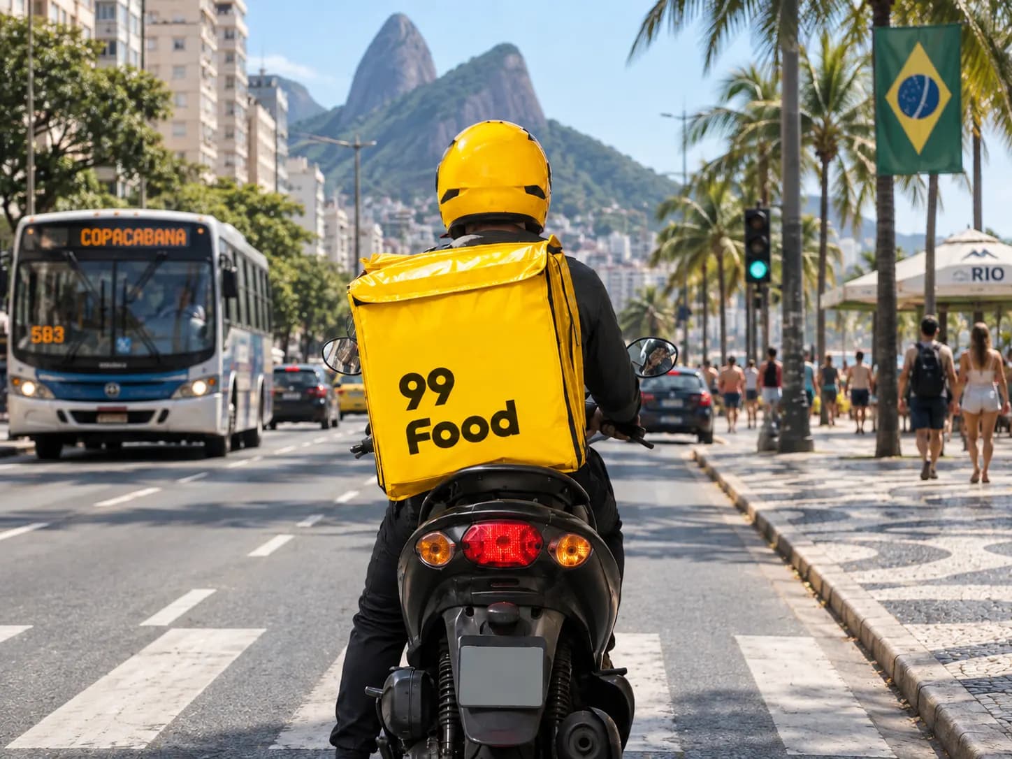 Entregador com mochila térmica em moto, pronto para a próxima entrega